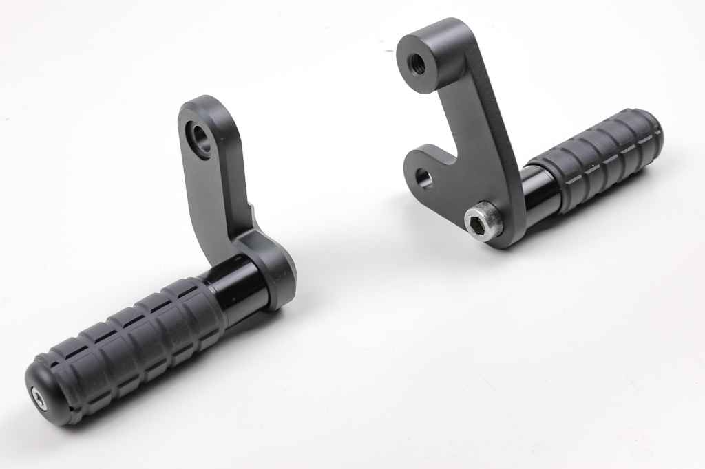 Komfort-Verlegekit mit schwarzen Fußrasten für BMW R65 R80 R100 Monolever Twinshock Motorräder. BMW R65 R80 R100 Fußrasten Verlegekit.
