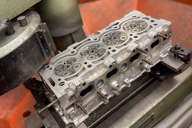 Zylinderkopf Dichtfläche planfräsen auf Planmaschine für 4-Zylinder