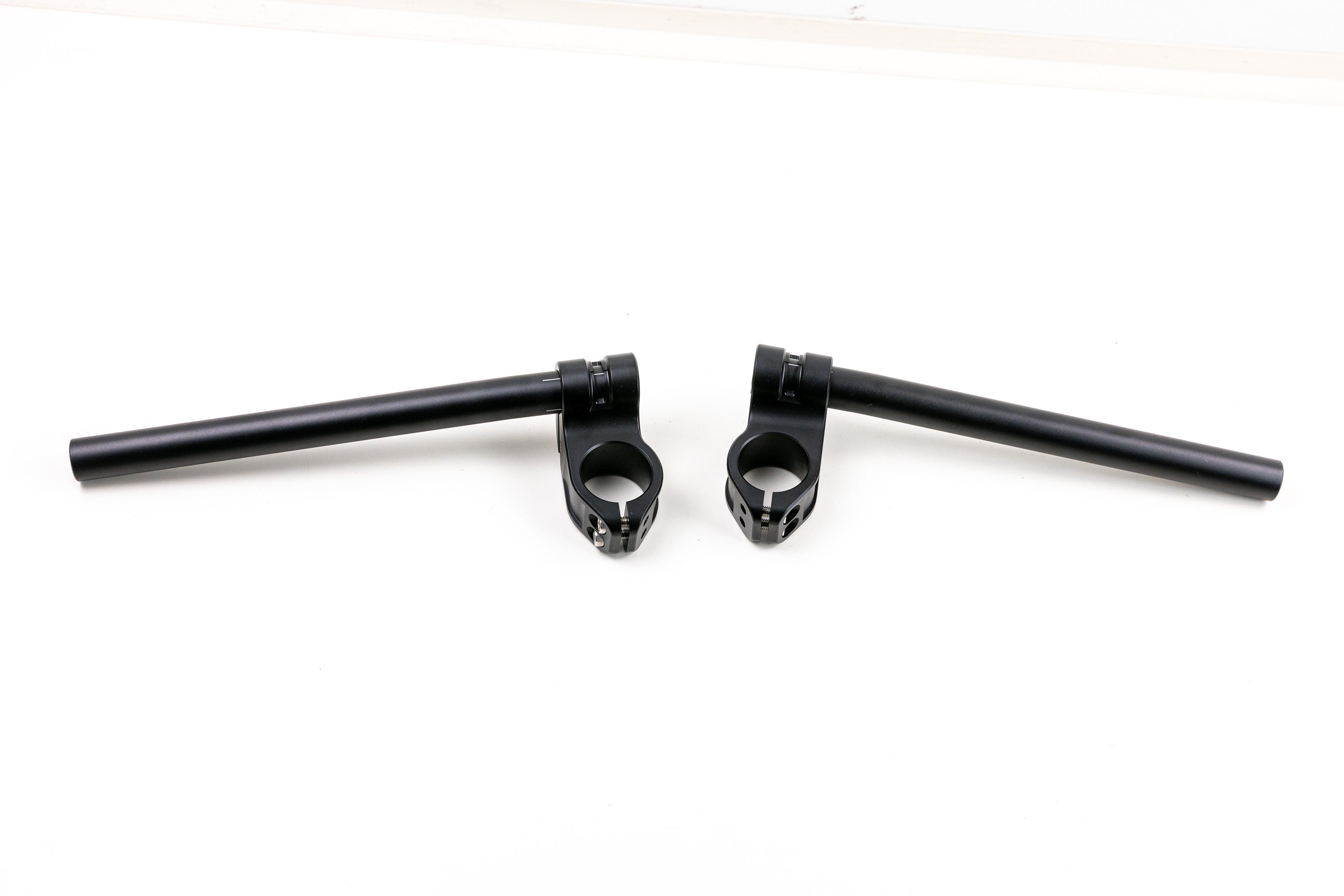 Cafe Racer Stummellenker gekröpft mit 36mm Klemmschellen