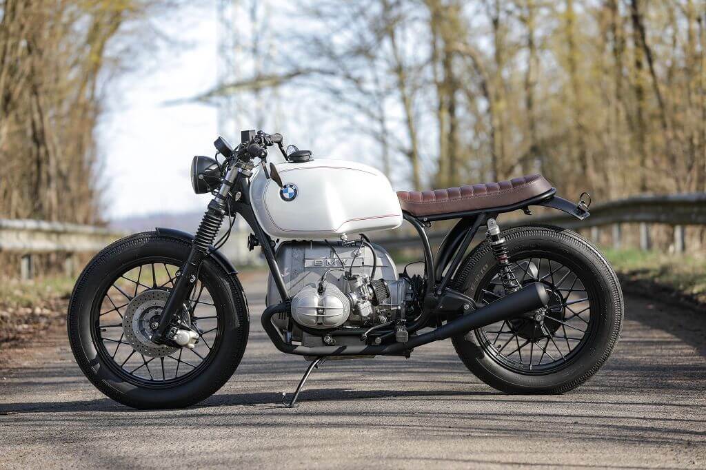 BMW Roadster SE Twinshock Custom Bike mit weißem Tank und brauner Sitzbank, geparkt auf einer ländlichen Straße. Einzigartiger SE Umbau.