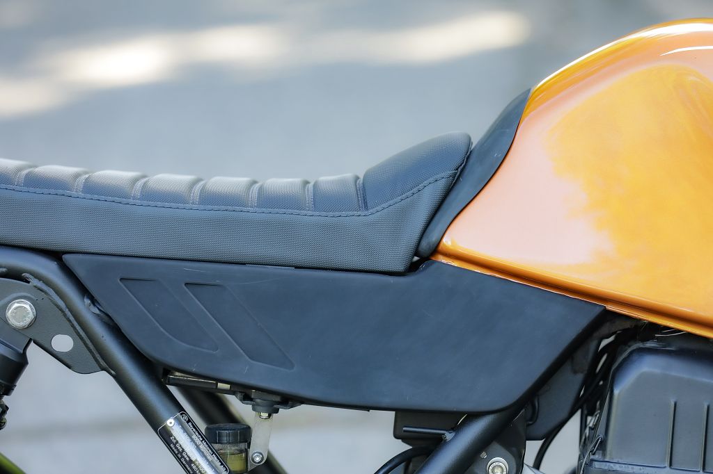 Tank Cover BMW K75 K100 K1100 auf einer Motorrad-Sitzbank mit harmonischem Design.
