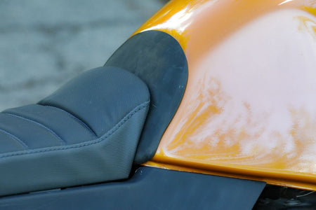 Tank Cover BMW K75 K100 K1100 auf einem Motorrad mit harmonischem Abschluss zwischen Tank und Sitzbank.