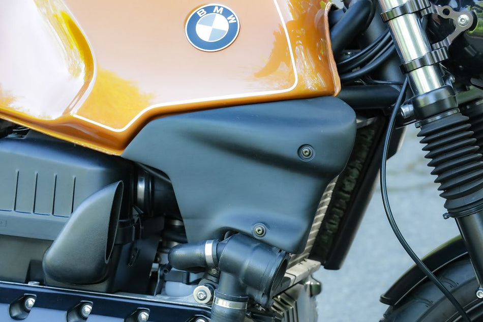 BMW K-Modelle Kühlerverkleidung Kit an BMW K100/1100 Motorrad, zeigt die Verkleidungsteile in schwarz und orange.