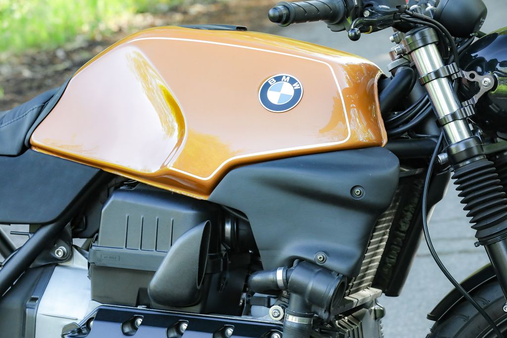 BMW K-Modelle Kühlerverkleidung Kit auf einer BMW Motorrad, goldfarbener Tank und Anbauteile sichtbar.