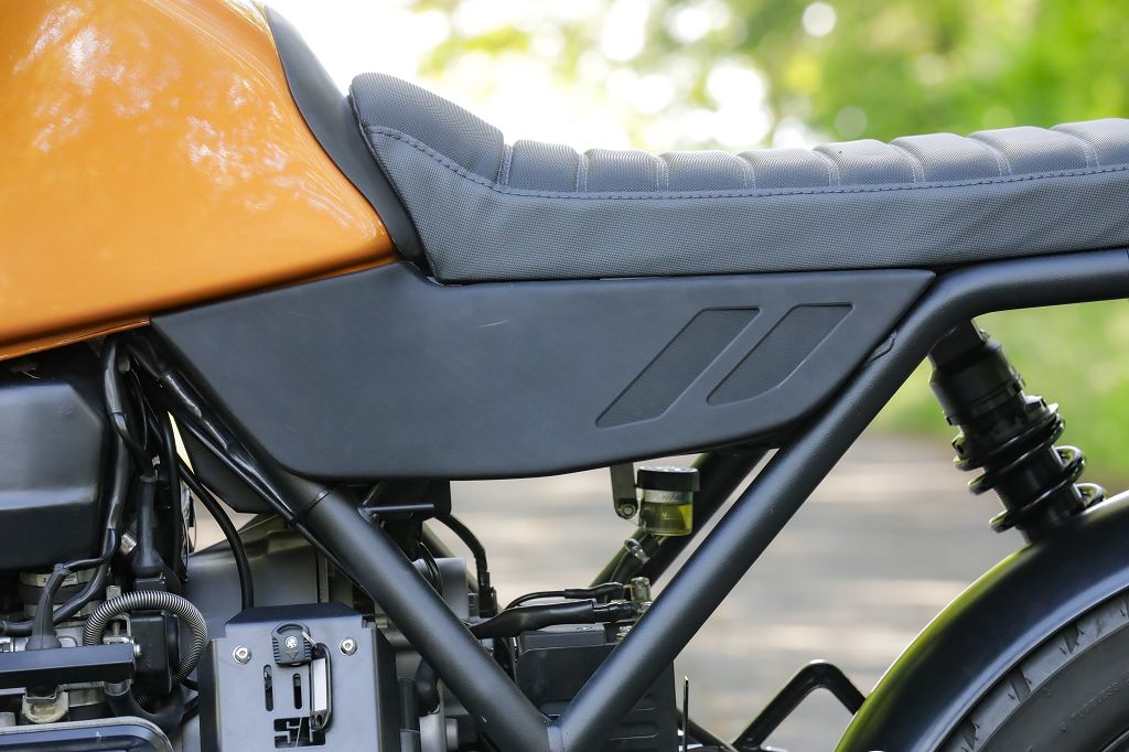 BMW K-Modelle Seitendeckel Kit für K100/1100 Modelle, seitlicher Blick auf die Sitzbank und Seitendeckel.