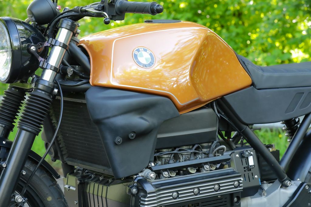 BMW K-Modelle Kühlerverkleidung Kit montiert an BMW Motorrad mit individuellem Design.