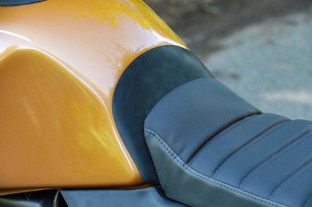 Tank Cover BMW K75 K100 K1100 auf einer Motorrad-Sitzbank, nahtloser Übergang zwischen Tank und Sitz.