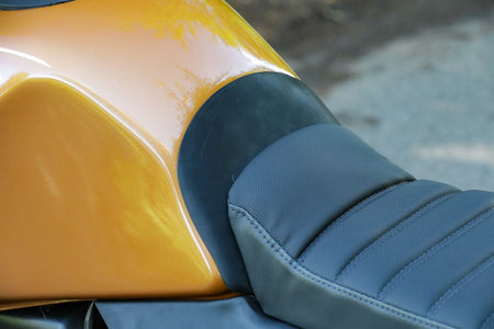 Tank Cover BMW K75 K100 K1100 auf einer Motorrad-Sitzbank, nahtloser Übergang zwischen Tank und Sitz.