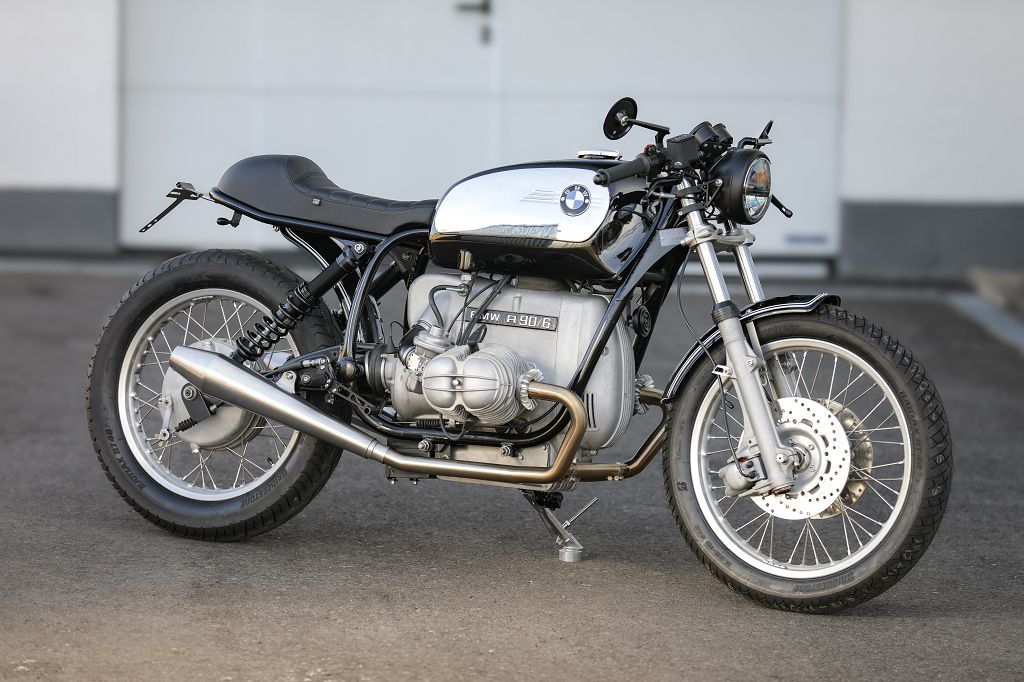 BMW Bobber SE Classic Racer in classic design with a sleek black and silver finish.