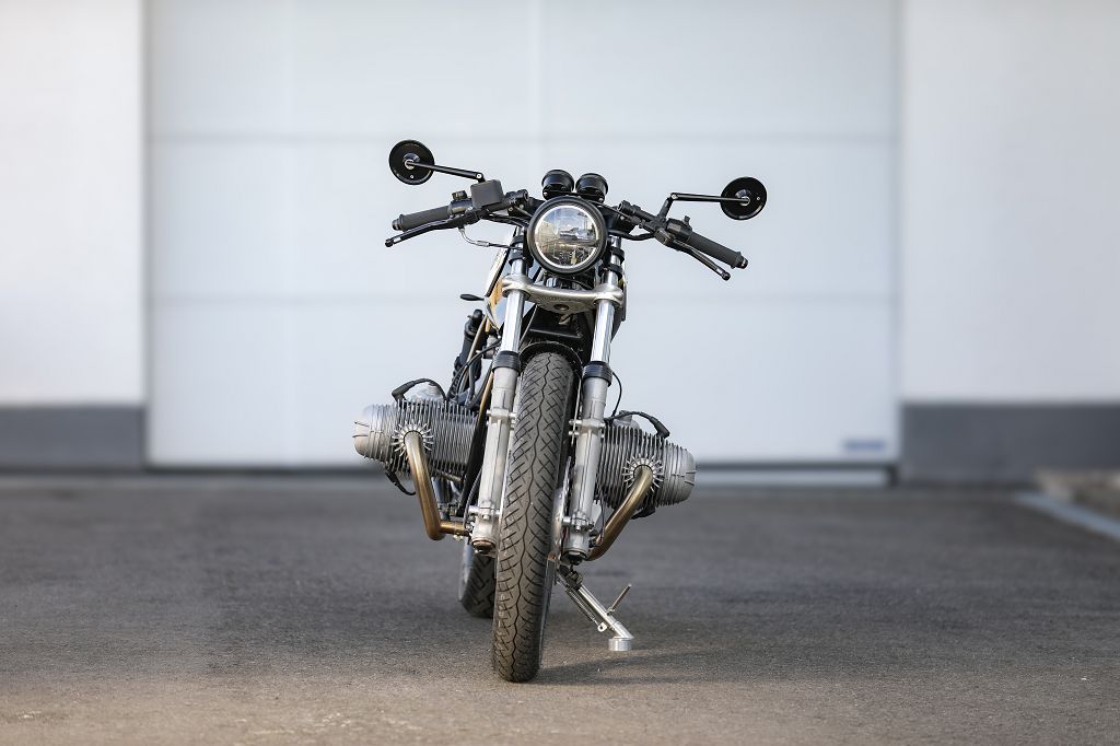 BMW Bobber SE Classic Racer front view showcasing sleek design and classic features.