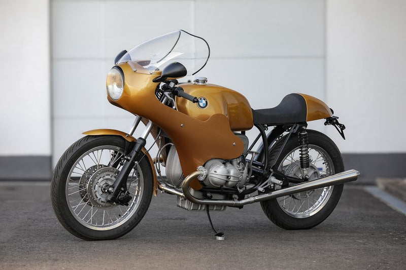 BMW Bobber SE Concept Bike in classic racer gold design with a sporty silhouette.
