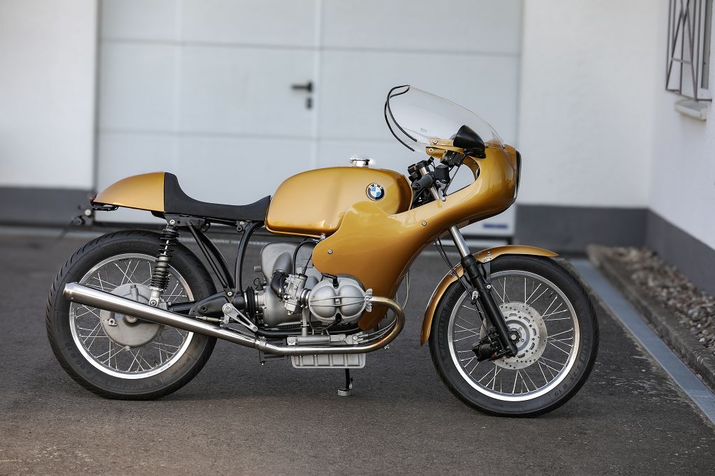 BMW Bobber SE Concept Bike in classic gold design, showcasing custom racer features and sleek styling.