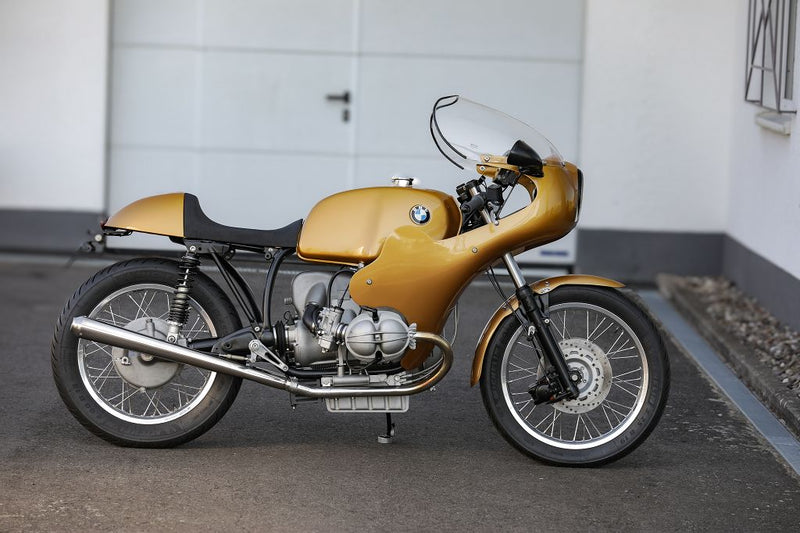 BMW Bobber SE Concept Bike in classic gold design, showcasing custom racer features and sleek styling.