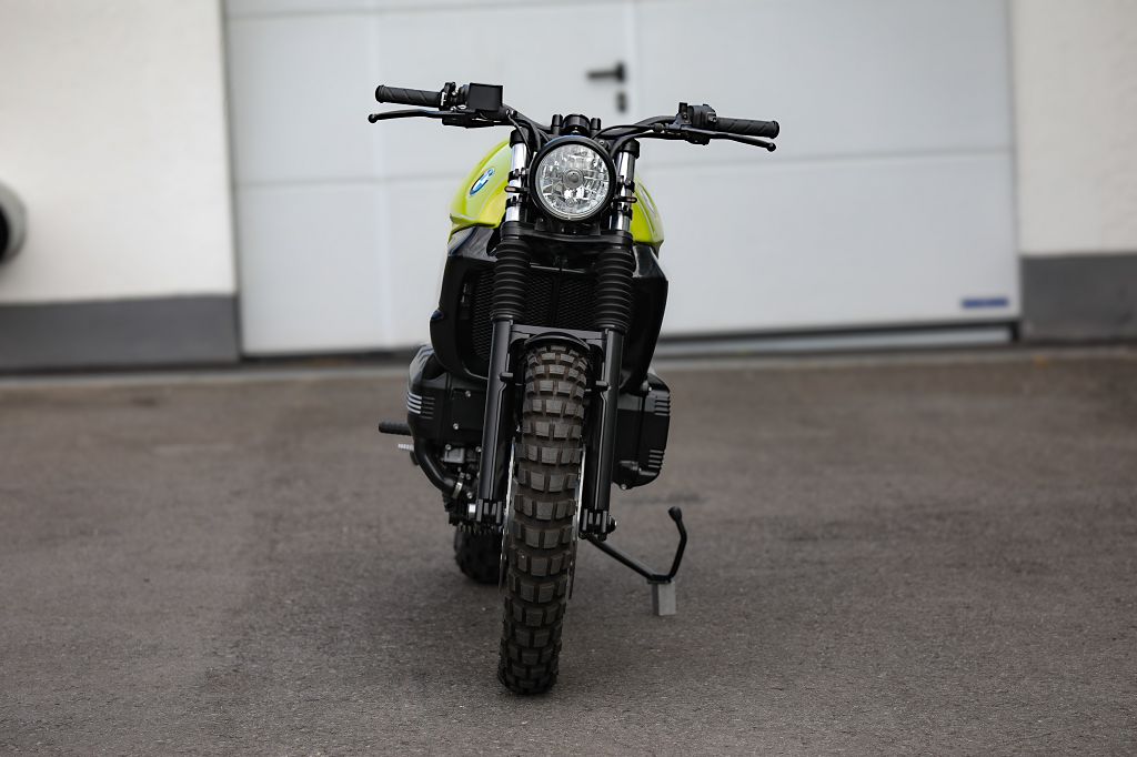 BMW K75 SE Scrambler concept bike front view showcasing its rugged design and off-road capabilities.