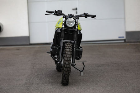 BMW K75 SE Scrambler concept bike front view showcasing its rugged design and off-road capabilities.