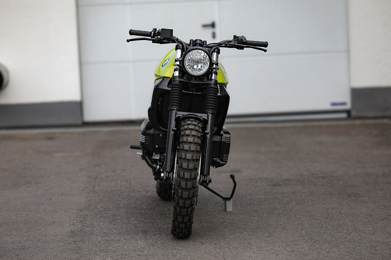 BMW K75 SE Scrambler concept bike front view showcasing its rugged design and off-road capabilities.