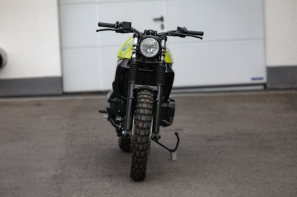 BMW K75 SE Scrambler concept bike front view showcasing its rugged design and off-road capabilities.