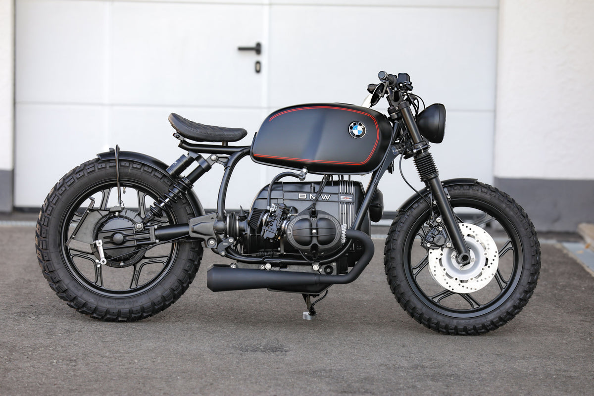 BMW Bobber SE custom bike in black with classic design and high-quality components.