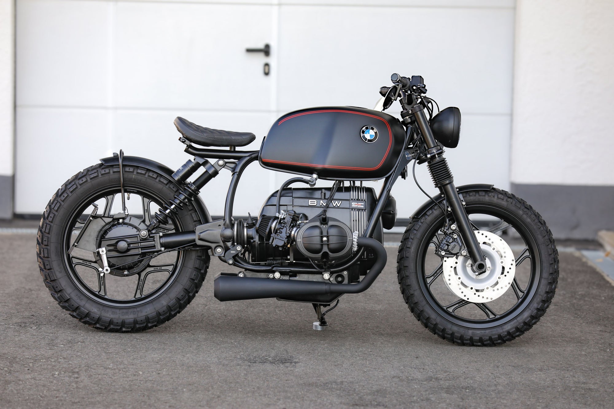 BMW Bobber SE custom bike in black with classic design and high-quality components.