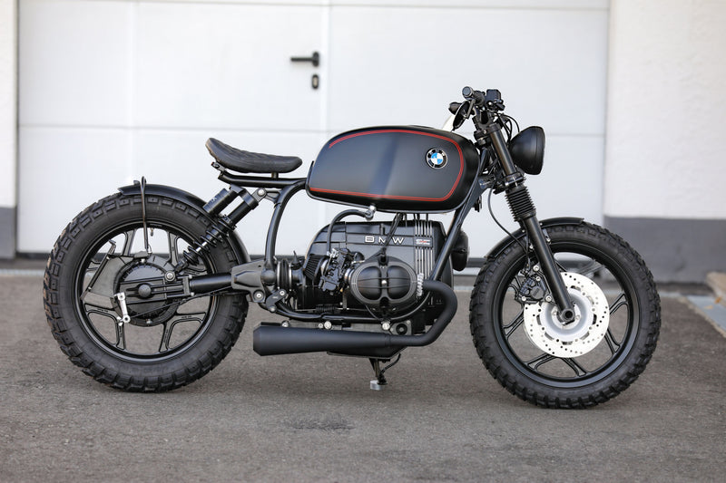 BMW Bobber SE custom bike in black with classic design and high-quality components.
