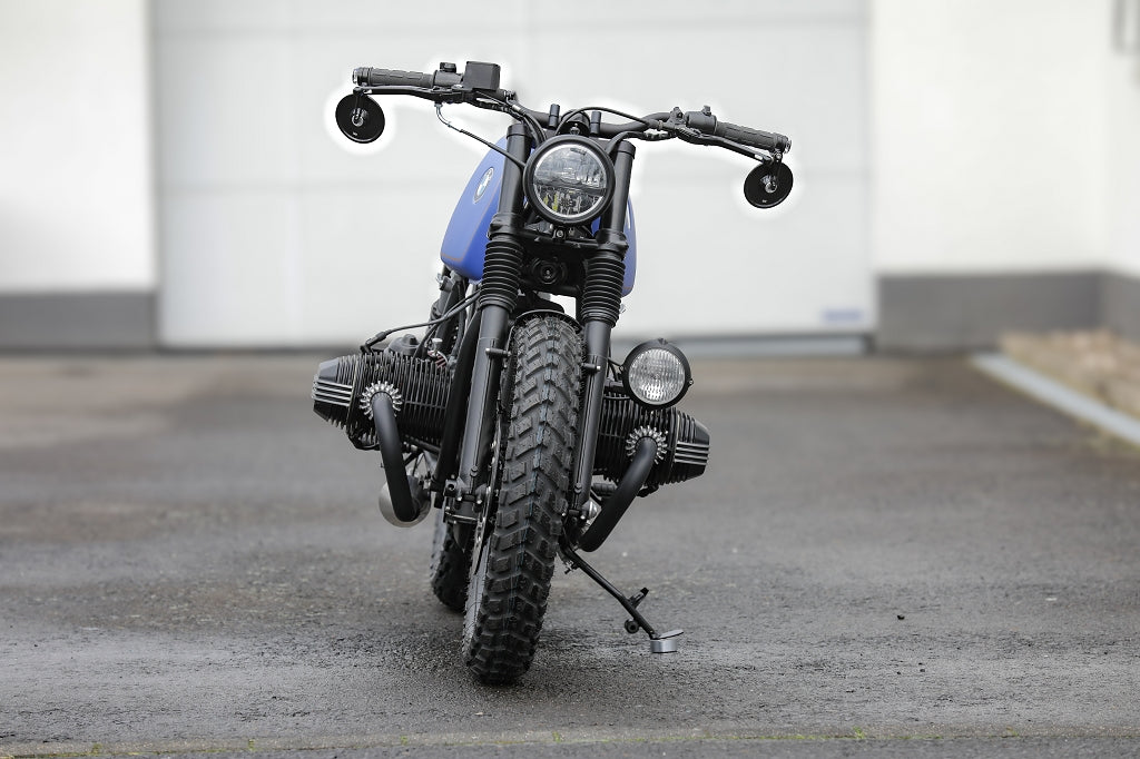 CNC gefräste Zusatzscheinwerfer Halterung BMW an custom Motorrad mit robustem Design