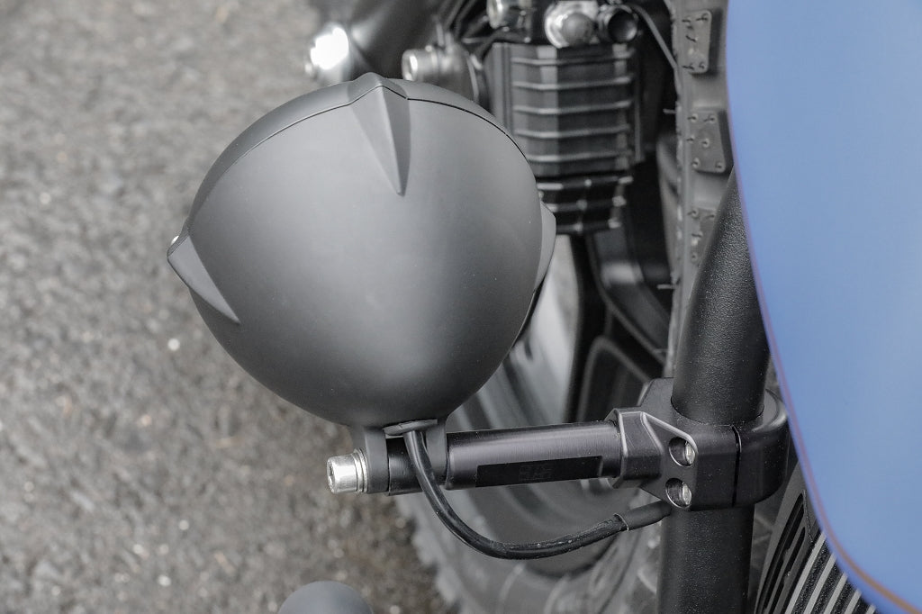 CNC gefräste Zusatzscheinwerfer Halterung BMW montiert an einer Motorradseite.