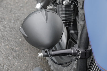 CNC gefräste Zusatzscheinwerfer Halterung BMW montiert an einer Motorradseite.