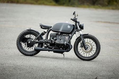 BMW Bobber SE Concept Bike Twinshock Ewseatn, Custom-Motorrad in dunklem Grau auf Asphalt.