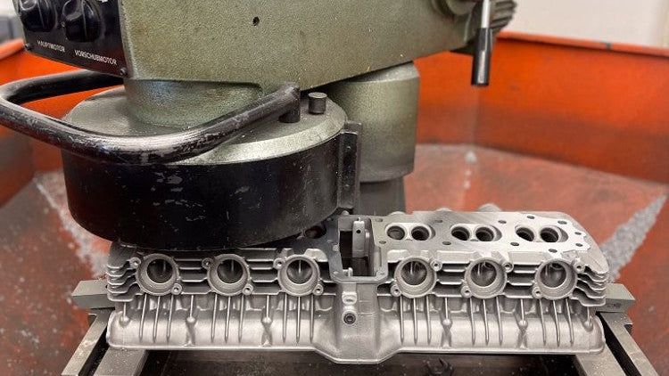Zylinderkopf Dichtfläche planfräsen auf Planmaschine für 3-Zylinder